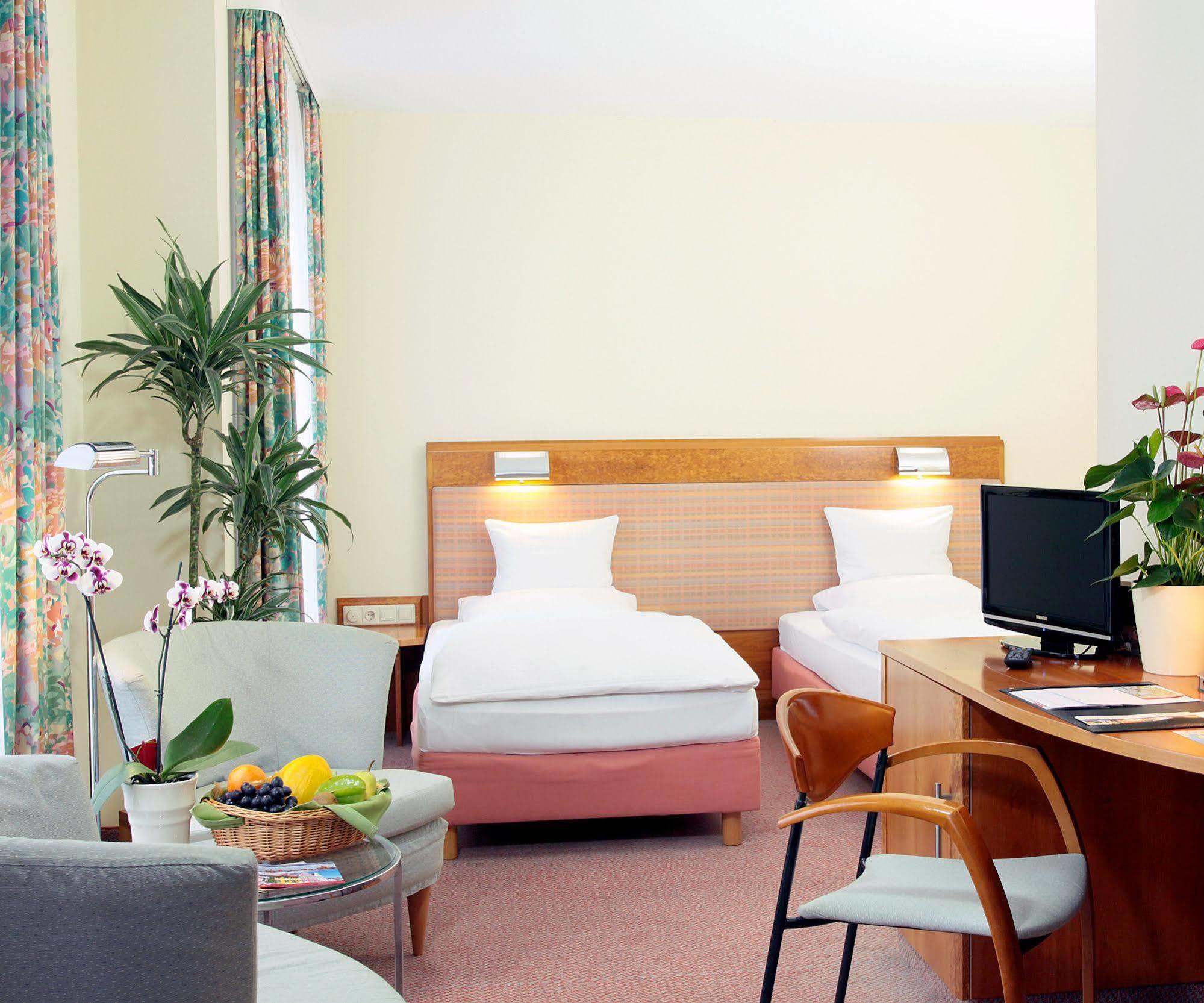 Altstadt Hotel Zur Post Штральзунд Экстерьер фото